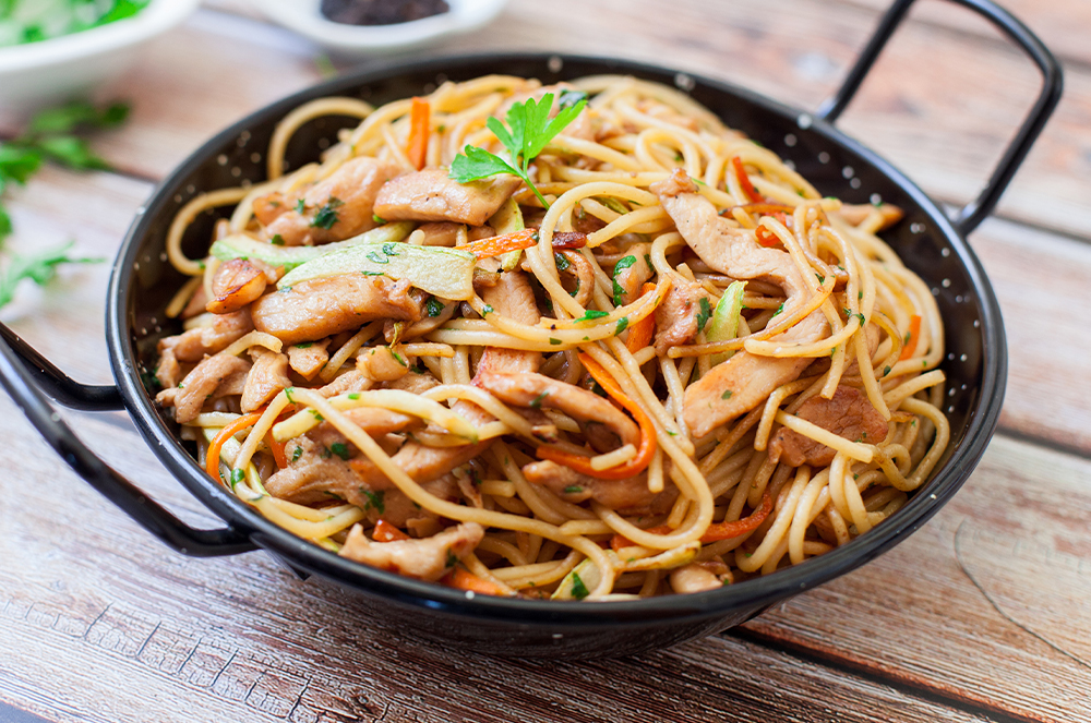 Noodles chinezești cu pui și legume, influențe asiatice
