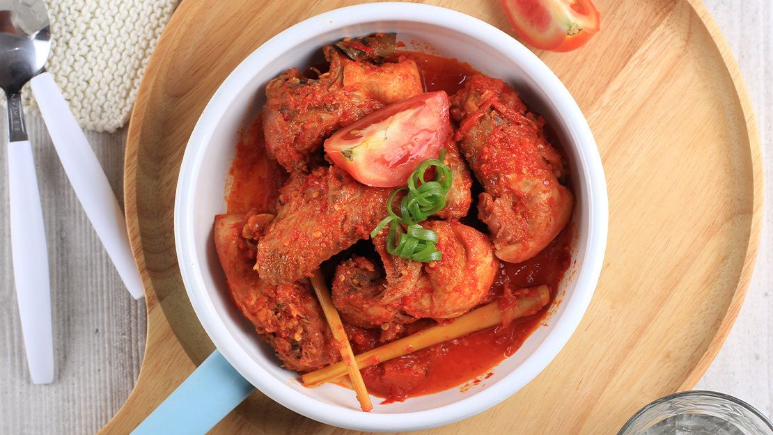 Ayam Rica Rica – pui fiert cu pastă roșie picantă, delicatesă tradițională din Indonezia
