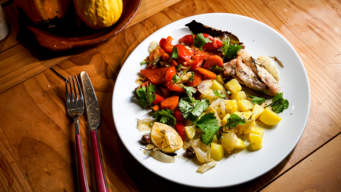Pui grecesc cu cartofi la cuptor – pentru mese gustoase alături de cei dragi